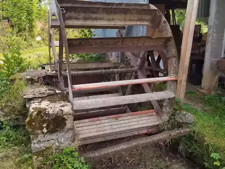 maison avec roue à eau