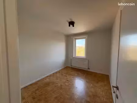 a la recherche d'un logement urgent