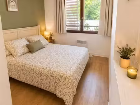 appartement rénové avec piscine et parking