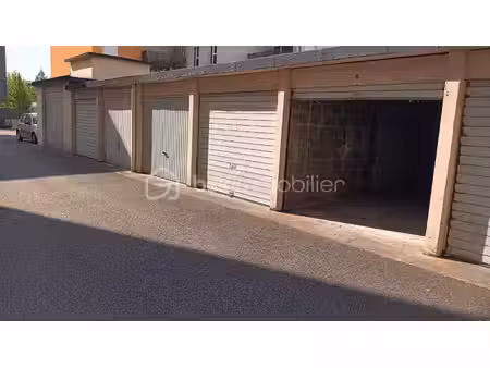 parking de 12 70 m² à lyon-8e-arrondissement