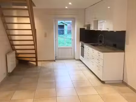 jolie maison avec jardin dans rue calme