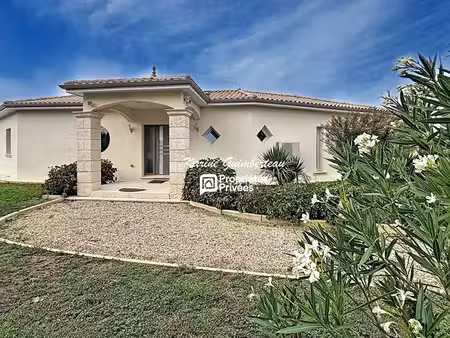villa de plain-pied avec piscine & garage