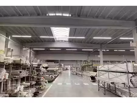 bâtiment industriel haut de gamme de 4.432 m² le long de...