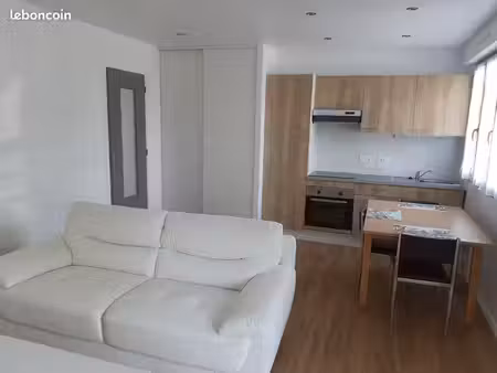 location meublé 2 pieces 38 m2 avec petite vue mer