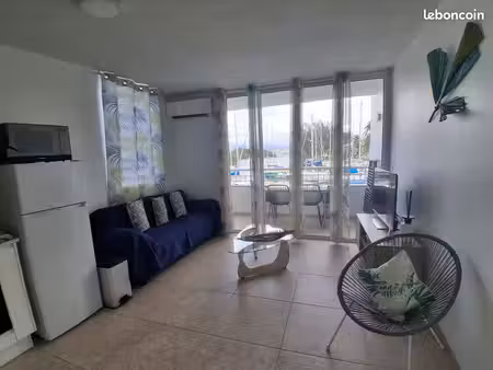 t3 meublé lumineux et traversant avec balcon et vue sur mer aux trois ilets