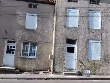 grande maison de village avec 2 portes d’entrée