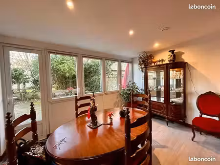 vend bel appartement en pierre avec charmant jardin arboré et très grande cave tous 2 priv