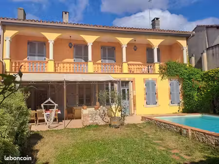 maison de caractère 384 m² – 5 chambres  piscine  dépendance t2 et garages – gimont centre