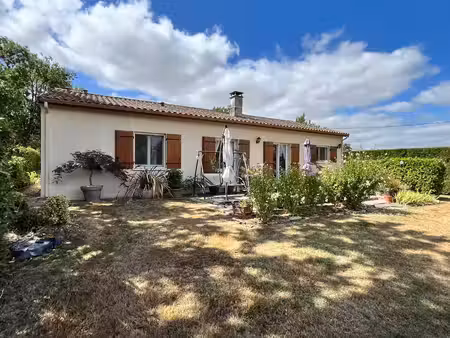 en campagne  jolie maison de plain-pied avec jardin clos