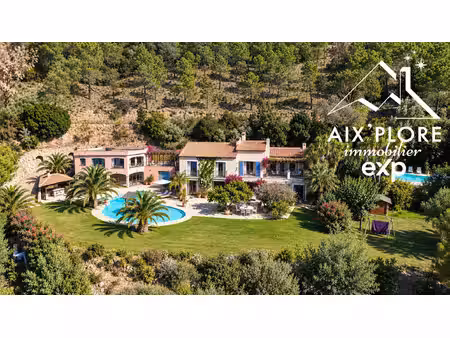 propriété d'exception nichée au milieu du parc de l'esterel