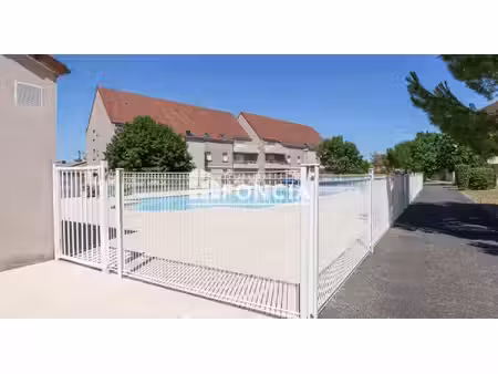 au calme de la campagne et à proximité de la ville  dans une copropriété récente avec pisc