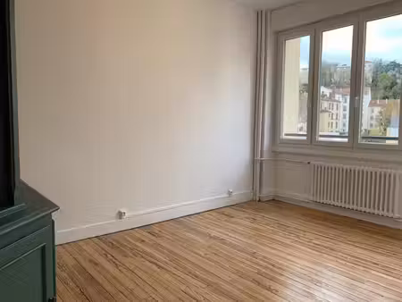 t2 49 bis rue desire claude