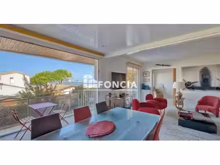 t3 vue mer avec balcon filant  piscine et garage