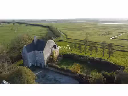 château en bordure des marais du cotentin