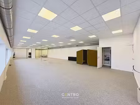 kwalitatief afgewerkte kantoorruimte (268 m²) op de eerst...