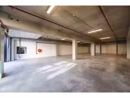 magazijn met 4 parkeerplaatsen te huur
