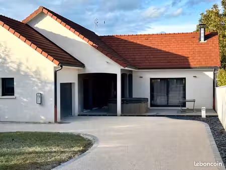 maison 136 m² — 3 chambres — jardin 400 m² — jacuzzi — garage — terrain de petanque — is-s