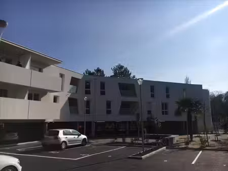 t2 idéalement situé avec belle terrasse et parking - la teste
