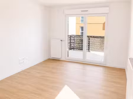 t2 avec balcon et parking à l'isle d'abeau