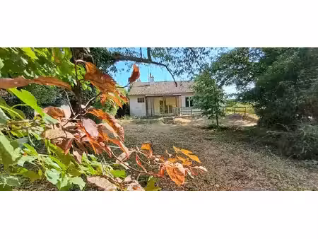 charmante maison 3 pièces de plain pied avec garage sur 1445 m2 de terrain arboré à vendre