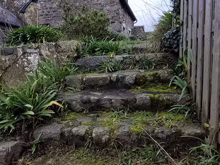 a vendre maison en pierre  proche mer  terrain clos et fleur