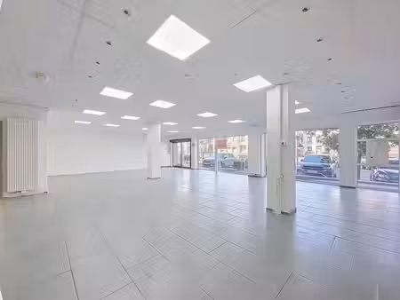rez-de-chaussée commercial ±137 m² situé au centre