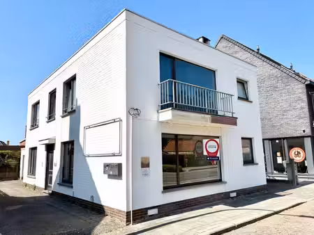 appartement récemment rénové avec 2 chambres et un garage