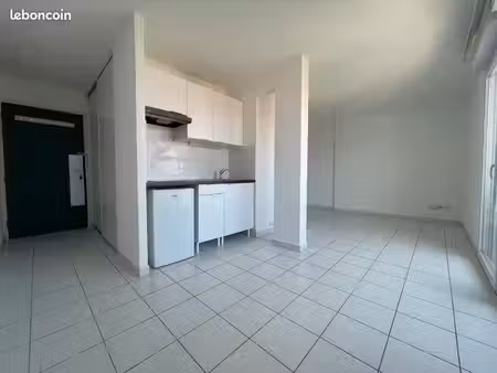secteur kennedy - studio 30 m² avec climatisation et parking privé