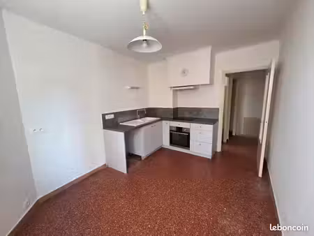 appartement f3 au centre  avec garage et dépendances en sous-sol