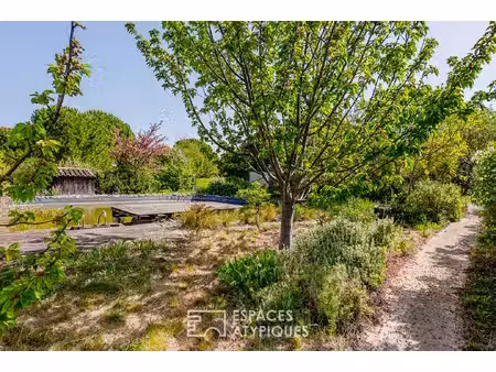maison écologique atypique avec bassin naturel et jardin paysager à douzens