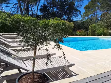 villa de 121m²  piscines  terrain de 1900m²  garage