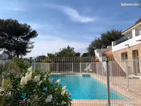 partie de la maison avec une petite parcelle de terrain