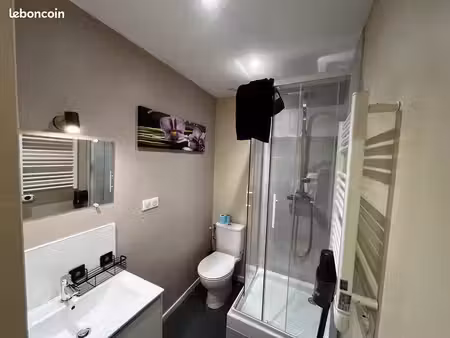 chambre indépendante avec sdb et coin repas