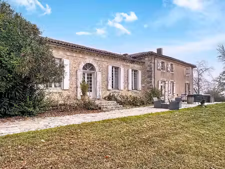 superbe ensemble immobilier et ses 38 hectares de terres.