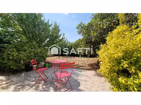 maison de plain-pied avec jardin arboré.
