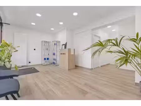 goed gelegen handel gelijkvloers in het centrum van halle