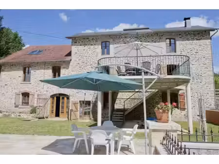 moulin magnifiquement restauré offrant cinq chambres  2.7 ha de terrain avec piscine et gr