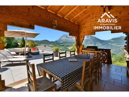 chalet en madrier offre un cadre de vie et vue exceptionnel!