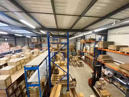 location local d'activités magny les hameaux 840 m²