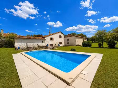 propriété en pierre avec piscine et grange  près d'aubeterre-sur-dronne !
