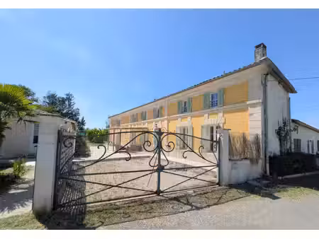 deux maisons  piscine et terrain à 5 minutes de jonzac et à moins d'une heure des plages e