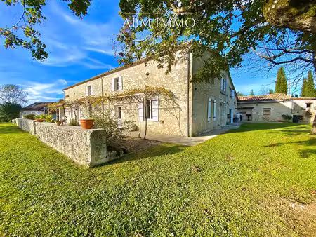 propriété en pierre de 400m² avec un ensemble de 4 gîtes