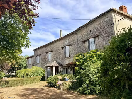 très beau logis avec 6 chambres et grand terrain près de ruffec