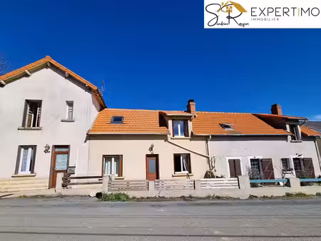 menat  ensemble de 3 maisons  grange et terrain de tennis sur 7128m² de terrain plat.