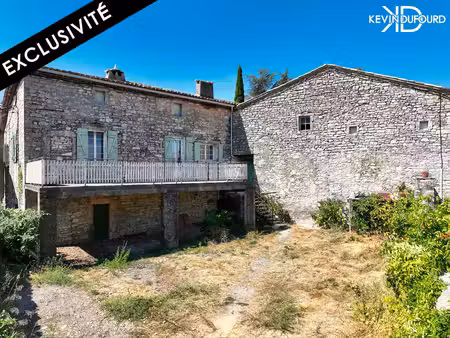 corps de ferme avec cour intérieure et caves à orgnac l'aven