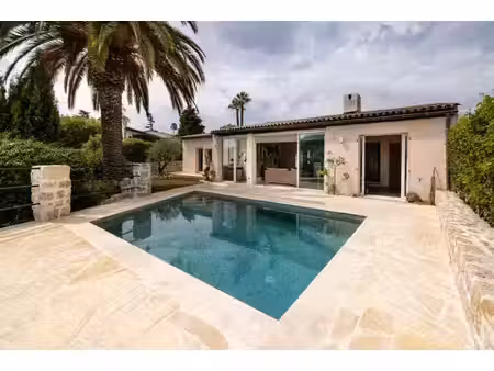 coup de cœur aux hauts de vaugrenier : villa de plain-pied  6 pièces avec piscine et vue..