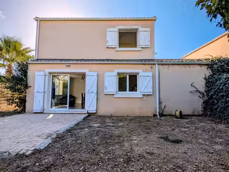 villa t5 sur terrain de 206 m2 avec garage et parking - poussan