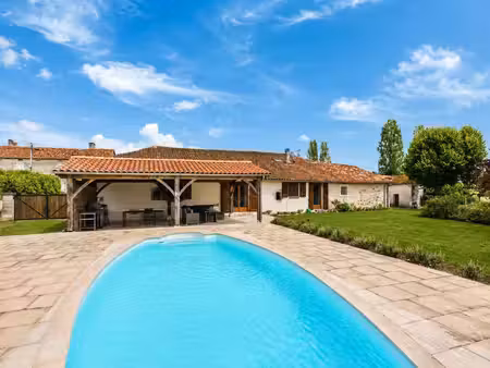 propriété récemment rénovée de 6 chambres offrant beaucoup de flexibilité et une belle...