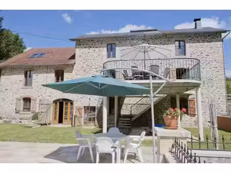 moulin magnifiquement restauré offrant cinq chambres  2.7 ha de terrain avec piscine et...