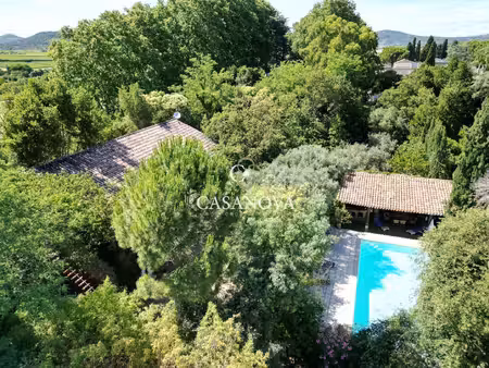 aux abords de pezenas  derrière ses murs de pierre  se dévoile une propriété de caractère.